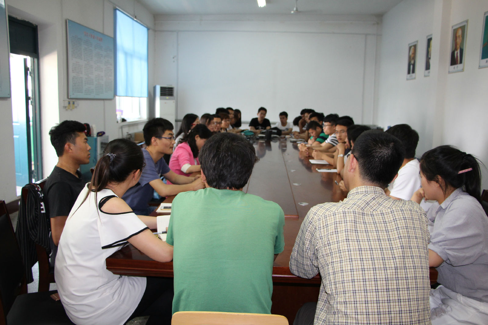 学生座谈会1.JPG